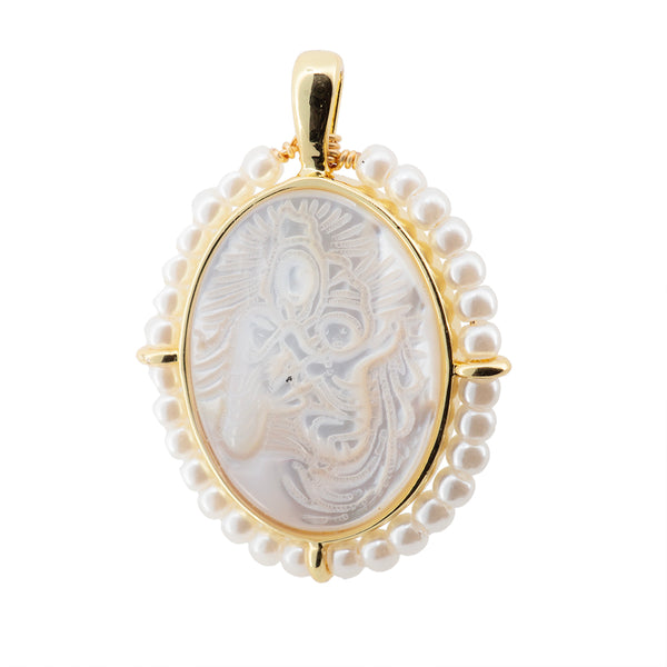 Dije Virgen con Madre Perla y Perla Alrededor 31.5x23mm Dorado