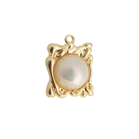 Dije Orgánico con Perla Blanca Tornasol 18x14mm Dorado